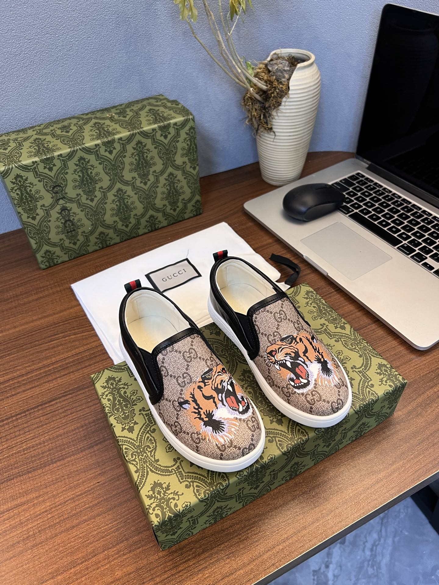 Children's shoes child